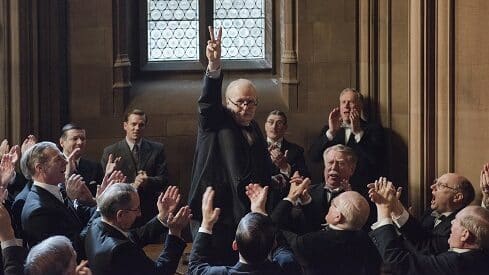 10 دروس للقادة يمكن تعلمها من تشرشل Darkest_hour_review_gary_oldman-489x275