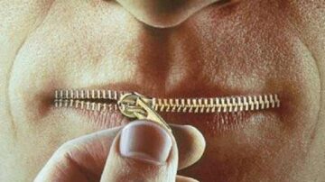 صورة لرجل يضع سحابًا ذهبيًا على فمه، مما يرمز إلى الصمت أو عدم القدرة على الكلام. تعبير وجهه جاد، مما يعكس مفهوم التقييد أو الكتمان.