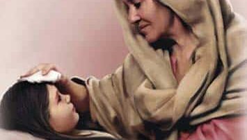 امرأة ترتدي حجابًا تمسح جبين فتاة صغيرة تشعر بالمرض، تعبيرات الوجه تظهر الرعاية والحنان. الخلفية ناعمة ومجردة، مما يبرز العلاقة الحميمة بين الأم والطفلة.