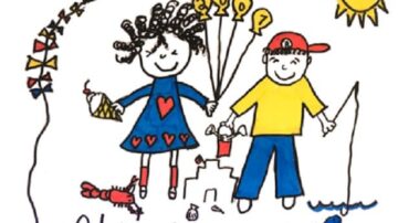 طفلان يحتفلان بيوم الطفل، يحملان بالونات وكعكة، بينما يبنيان قلعة رملية. في الخلفية، طائرة ورقية ترفرف تحت شمس مشرقة.