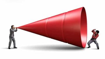 رجلان يرتديان بدلات رسمية، أحدهما يستخدم مخروطًا أحمر كبيرًا كميكروفون، بينما الآخر يصرخ في اتجاهه. الصورة تمثل الاتصال والتواصل الفعال في بيئة العمل.