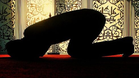 Muslim praying النوافل طريق العاشقين