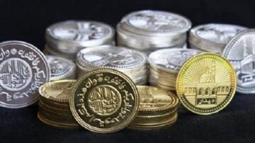 صور لعملات معدنية متنوعة، تتضمن عملات فضية وذهبية، موضوعة على خلفية داكنة. العملات تحمل نقوشًا إسلامية وتظهر تفاصيل دقيقة، مما يعكس الثقافة الإسلامية والتاريخ المالي.