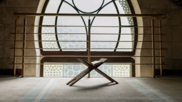 كتاب مفتوح على حامل خشبي، مع نافذة كبيرة مزخرفة بالخلفية تعكس الضوء الطبيعي. تصميم داخلي هادئ يعكس الأجواء الروحية.