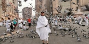 شوارع مكة امام المسجد الحرام وحمام الحرم يطير في السماء