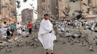 شوارع مكة امام المسجد الحرام وحمام الحرم يطير في السماء