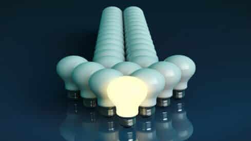 Leadership concept. One glowing light bulb standing in front of طالوت.. قيادة عسكرية نحو التحرير