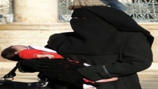 Woman_in_niqab,_Aleppo_(2010) الجناح القوي و الجناح المهيض (2)