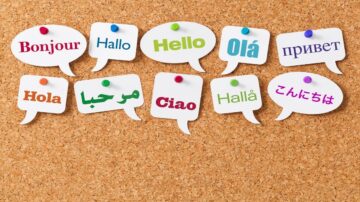 فقاعة حوار تحتوي على كلمات "مرحبا" بلغات متعددة، تشمل الفرنسية، الألمانية، الإنجليزية، البرتغالية، الروسية، الإسبانية، العربية، الإيطالية، المجرية، واليابانية. هذه الصورة تعكس تنوع اللغات والترحيب العالمي.