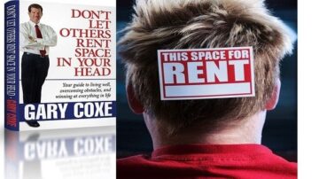 غلاف كتاب "لا تدع الآخرين يستأجرون مساحة في رأسك" لجاري كوك، بجانب صورة لشخص من الخلف يحمل ملصق "هذه المساحة للإيجار" على رأسه. الكتاب يتناول استراتيجيات النجاح وتجاوز العقبات في الحياة.