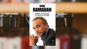 كتاب "Mon Intime Conviction" للطبيب طارق رمضان يظهر على خلفية مكتبة تحتوي على كتب. يغطي الكتاب مواضيع شخصية وفكرية تعكس آراء رمضان.
