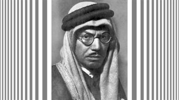 صورة تاريخية لرجل يرتدي غطاء رأس عربي تقليدي، مع نظارات وقميص طويل. الخلفية تتكون من خطوط عمودية متناوبة باللونين الأبيض والأسود. تعكس الصورة الأناقة والتراث الثقافي.