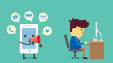 شخص يجلس أمام مكتب يستخدم الكمبيوتر بينما تظهر شاشة هاتف ذكي مبتسم تمسك ميكروفون وتظهر رموز الرسائل والمكالمات. تعبيرات الوجه توضح التفاعل بين الهاتف والشخص.