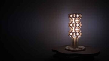 تصميم فني لمصباح مضيء بتفاصيل معمارية، يظهر بألوان دافئة على خلفية داكنة. يبرز شكل المصباح الفريد مع إضاءة ناعمة تخلق جوًا مريحًا.