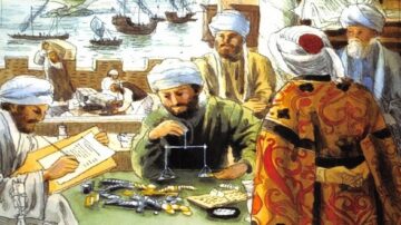 رسم تاريخي يُظهر مجموعة من الرجال يرتدون الملابس التقليدية في سوق قديم. يتواجد أحدهم أمام ميزان، بينما يكتب آخر وثيقة. في الخلفية، تظهر سفن في البحر. تعكس الصورة التجارة والعدالة في الحضارة الإسلامية.