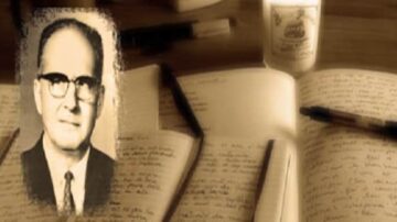 صورة تظهر رجلًا في نظارات، مع خلفية تحتوي على دفاتر ملاحظات وأقلام. تُبرز الصورة أهمية الكتابة والتأمل في الأفكار، مما يعكس جوًا من الإبداع والتفكير العميق.