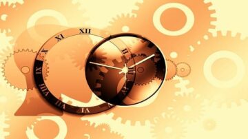 صورة توضح ساعة بتصميم فني مع تروس ذهبية وخلفية بلون كريمي. تعكس الساعة الوقت والتكنولوجيا، مما يبرز مفهوم الوقت والدقة.