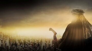 رجل يرتدي ملابس تقليدية يقف على قمة جبل، يواجه حشودًا كبيرة في الأفق. تظهر خلفه سماء غائمة تضيء بألوان دافئة، مما يخلق أجواءً درامية تعكس مشهدًا تاريخيًا أو دينيًا.