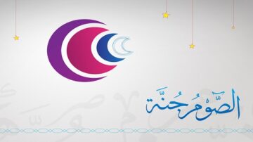 تصميم يظهر أقمار متداخلة بألوان وردية وبنفسجية، مع نص "الصفو رحمة" باللغة العربية. الخلفية بسيطة مع نجوم معلقة، مما يعكس جوًا هادئًا وروحيًا.