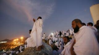 Muslim pilgrims pray on Mount Mercy on the plains of Arafat outside the holy city of Mecca الحج طريق إلى الوحدة