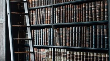 رفوف مكتبة مليئة بالكتب القديمة، مع سلم خشبي على الجانب. تبرز ألوان الكتب الداكنة والتفاصيل الغنية، مما يخلق جوًا من المعرفة والثقافة.