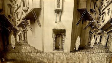 منظر فني يوضح شوارع ضيقة ومباني تقليدية ذات أسطح مائلة، مع تفاصيل معمارية دقيقة. يظهر مدخل رئيسي مزخرف، بينما تُبرز الأضواء المنعكسة على الحجارة المبلطة، مما يخلق جوًا من الغموض والتاريخ.