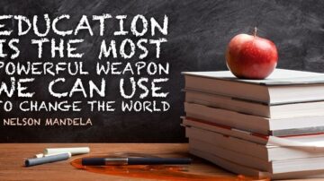 صورة لسطح مكتب يحتوي على كومة من الكتب مع تفاحة حمراء في الأعلى. خلفية الصورة هي لوحة سوداء، مكتوب عليها اقتباس لنيلسون مانديلا: "التعليم هو أقوى سلاح يمكننا استخدامه لتغيير العالم". تعبر الصورة عن أهمية التعليم في إحداث التغيير.