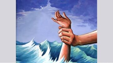 يد تمتد لمساعدة شخص يغرق في أمواج البحر، تعبير عن الإنقاذ والأمل. السماء زرقاء مع غيوم، والمياه تتلاطم، مما يعكس الصراع.