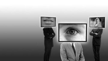 ثلاثة رجال يرتدون بدلات رسمية، وجوههم تظهر داخل شاشات عرض. أحدهم يظهر عينه، وآخر فمه، بينما يظهر الثالث رأسه. الخلفية رمادية تعزز التركيز على الشاشات. تعكس الصورة فكرة التواصل والهوية الرقمية.