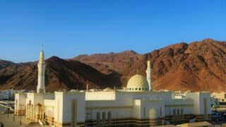 مسجدبتصميم معماري مميز وسط الجبال