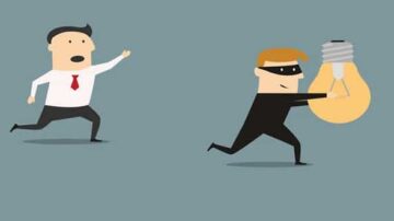 رجل يرتدي بدلة وهو يركض بقلق بينما يحمل لص يرتدي زي أسود مصباحًا كهربائيًا مسروقًا. الخلفية بلون أزرق هادئ.