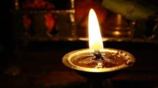 oil-lamp- إنارة “نلولك” الهندية بين العادة والعبادة