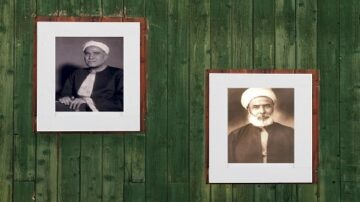 صورة لاثنين من الإطارات التي تحتوي على صور بالأبيض والأسود لشخصين يرتديان عمائم تقليدية. الإطارات معلقة على حائط أخضر خشبي. تعكس الصور تاريخ وثقافة الشخصيات.