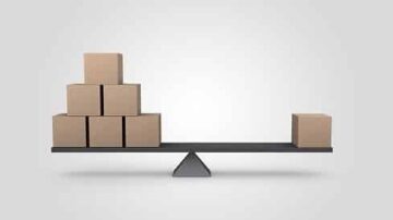 صورة لموازنة تتكون من صندوقين جانبيين، حيث يوجد خمسة صناديق على جانب واحد وصندوق واحد على الجانب الآخر. الخلفية رمادية، مما يبرز التوازن بين الأوزان. هذه الصورة تعكس مفهوم التوازن والوزن في الشحن والتخزين.