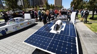 هذا هو المستقبل.. سيارة عائلية تعمل بالطاقة الشمسية