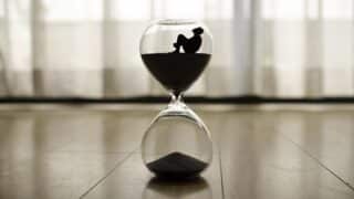 hourglass الزمن والأفعال الإلهية وأبدية الإنسان