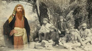 رجل يرتدي ملابس تقليدية ملونة يقف أمام مجموعة من الرجال الجالسين في منطقة محاطة بأشجار النخيل، في صورة تاريخية ملونة. الرجال الجالسون يرتدون ملابس تقليدية ويظهر عليهم علامات التعب والجلوس على الصخور.