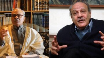 رجلان يجلسان في أماكن مختلفة، يتحدثان بيديهما. على اليسار، يرتدي رجل ثوباً تقليدياً ويظهر خلفه مكتبة مليئة بالكتب. على اليمين، رجل آخر يرتدي سترة داكنة ويظهر في بيئة داخلية بسيطة. يُظهر كلاهما تعابير وجه تعكس الانخراط في الحديث.