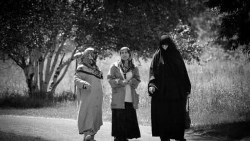 Three muslim women جريدة السفور وعلمنة المجال الاجتماعي