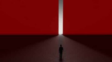 شخص يقف أمام باب كبير بلون أحمر، مع شعاع ضوء أبيض يتسلل من الفتحة. الظلال تخلق جوًا غامضًا، مما يعكس شعورًا بالتحدي والاكتشاف.