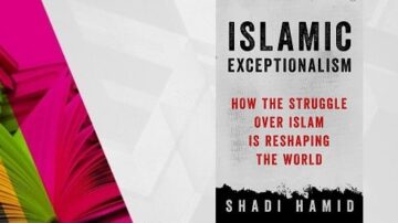 غلاف كتاب "الاستثنائية الإسلامية" لشادي حميد، يتناول كيفية تأثير الصراع حول الإسلام على تشكيل العالم. التصميم يتضمن ألوان زاهية وخلفية هندسية.