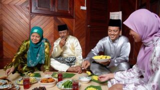 عائلة أسيوية تتناول وجبة الإفطار في رمضان