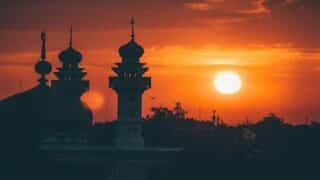 mosque-sunset متى يُحسم الخلاف بين الرؤيتين الفقهية والفلكية؟