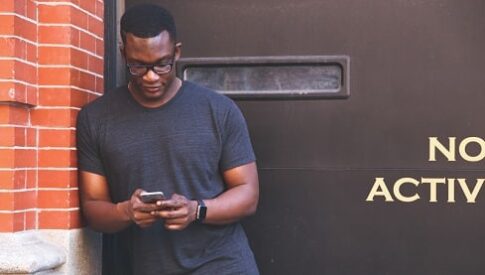 جيل الهواتف الذكية على حافة أزمة “صحية عقلية”