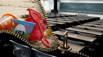 صورة تُظهر مشهدين متباينين: في الجانب الأيسر، أدوات اللعب الرملية مثل دلو ومجرفة ملونة موضوعة على رمال شاطئ، بينما في الجانب الأيمن، فصل دراسي فارغ مع صفوف من المقاعد الخالية. تبرز الفكرة الانتقال من اللعب إلى التعليم.