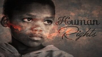 صورة تعبيرية لطفل ذو ملامح جدية، يظهر في الخلفية ألوان دافئة مع نص "حقوق الإنسان". تعكس الصورة موضوع حقوق الإنسان وأهمية الوعي بها.