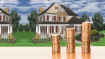 صور توضح أكوام من العملات المعدنية تتزايد في الارتفاع، مع خلفية تحتوي على منازل جميلة وحدائق مزهرة. تعكس الصورة مفهوم الاستثمار العقاري والنمو المالي.