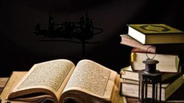 كتاب مفتوح مع نص عربي، محاط بمجموعة من الكتب الأخرى ومصباح قديم، على خلفية داكنة.