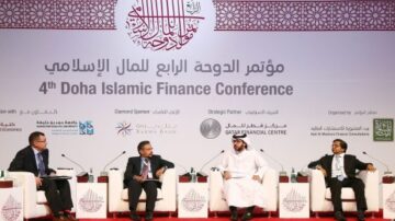 مؤتمر الدوحة الرابع للتمويل الإسلامي، يتضمن مجموعة من المتحدثين في مناقشة حول مواضيع مالية واقتصادية. يظهر خلفهم شعار المؤتمر، مع تفاصيل حول الرعاة والشركاء.
