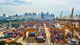 singapore economy2 إعادة هيكلة الاقتصاد: دروس من تجربة آسيوية ناجحة